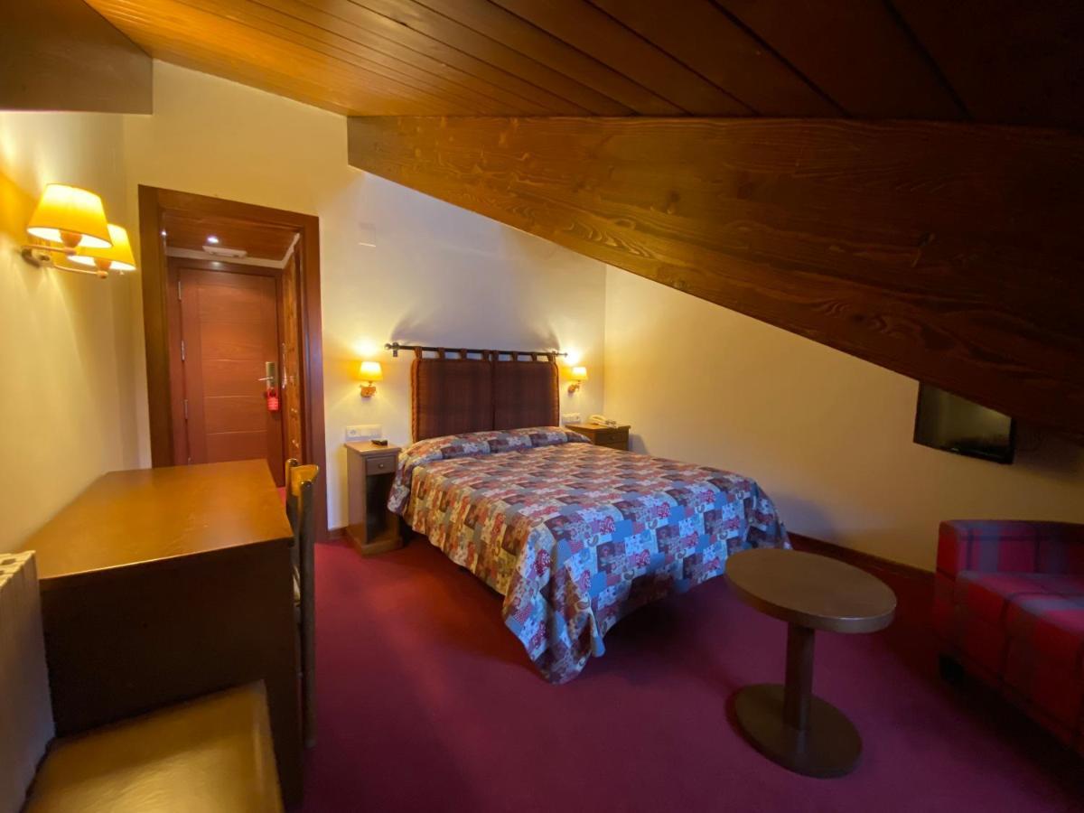 Hotel La Morera Valencia D'Aneu Bagian luar foto